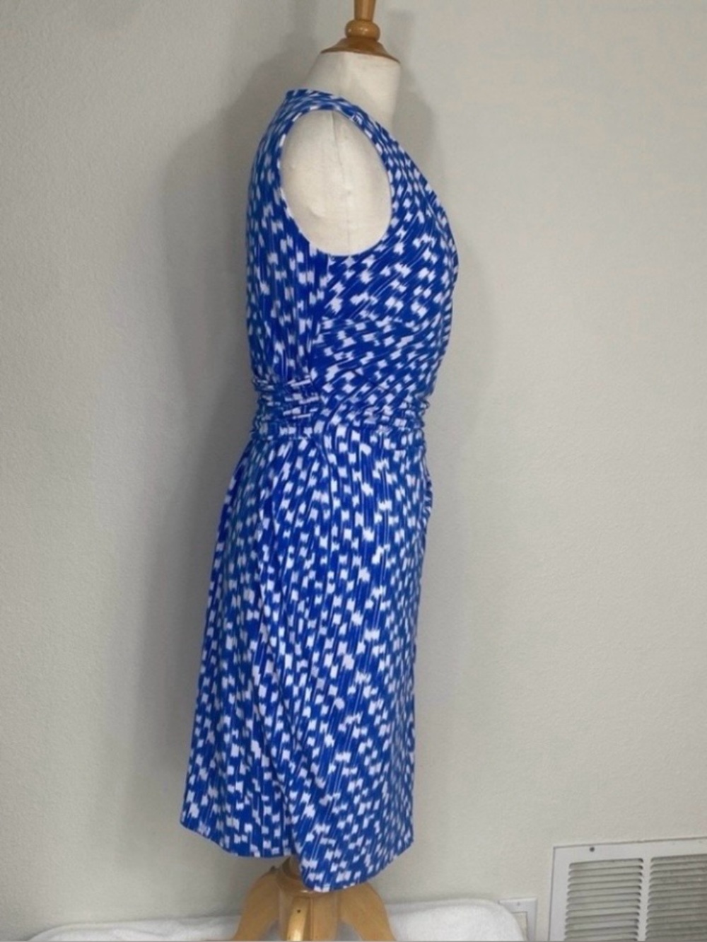 Ann Taylor Women Blue White Abstract V Neck Sleeveless Stretch Wrap Dress Size S - Picture 4 of 16
